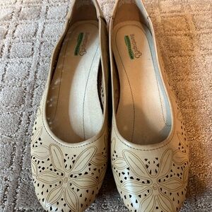BareTraps Women's Beige Floral Loafers
